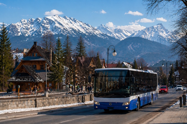 Bus bei Zakopane in den Bergen